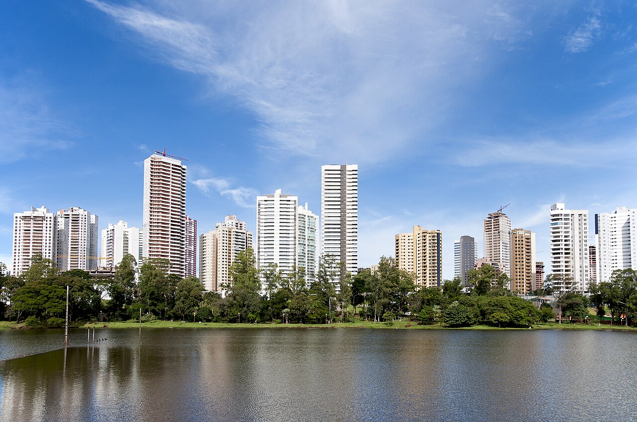 Lago Igapó e edifícios de Londrina, fotografados por Vinícius E. M.